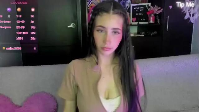 Image 3 of emilytafur Stream on Chaturbate on 2 months ago