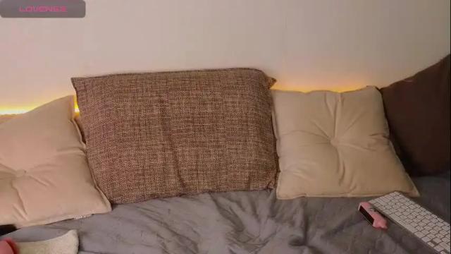 Image 3 of emilytrays Stream on Chaturbate on 1 month ago