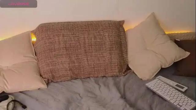 Image 2 of emilytrays Stream on Chaturbate on 1 month ago