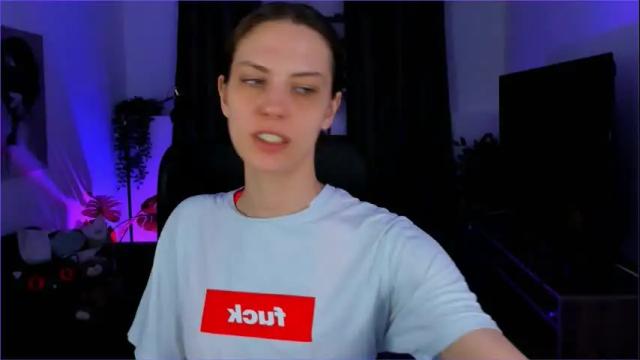 Image 3 of emilywiled Stream on Chaturbate on 16 days ago