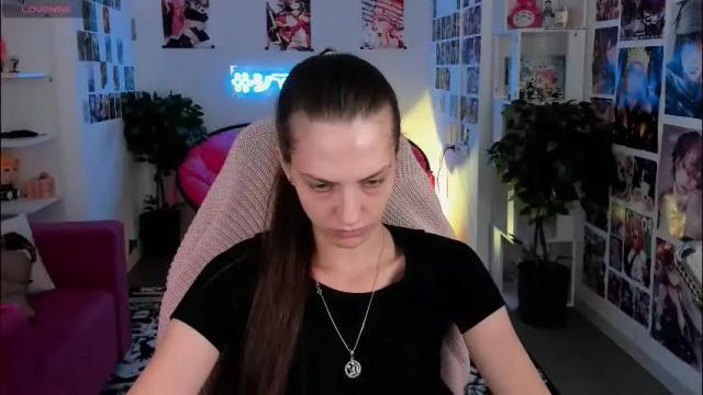 Image 3 of emilywiled Stream on Chaturbate on 4 months ago