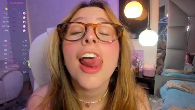 Image 7 of emma__rossi Stream on Chaturbate on 22 months ago