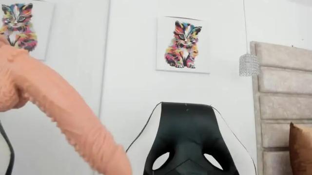 Image 10 of emma_castilloo Stream on Chaturbate on 15 months ago
