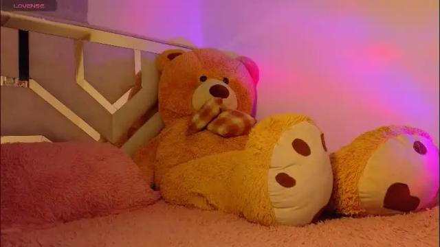 Image 11 of emma_clive Stream on Chaturbate on 19 days ago