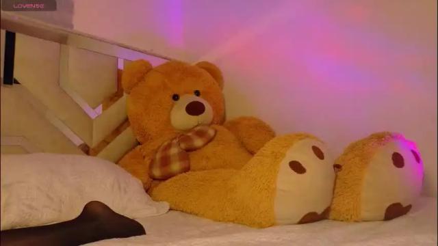 Image 3 of emma_clive Stream on Chaturbate on 1 month ago