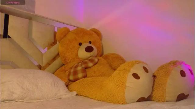 Image 4 of emma_clive Stream on Chaturbate on 1 month ago