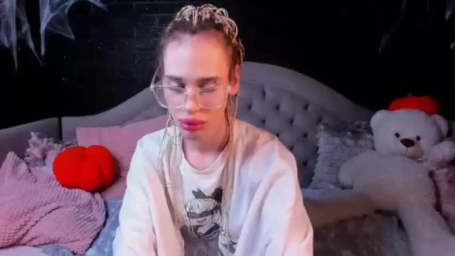 Thumbnail 3, emma_millss_'s Stream at Chaturbate, 19 months ago