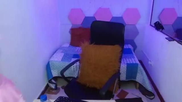 Image 3 of emma_ponce Stream on Chaturbate on 19 months ago