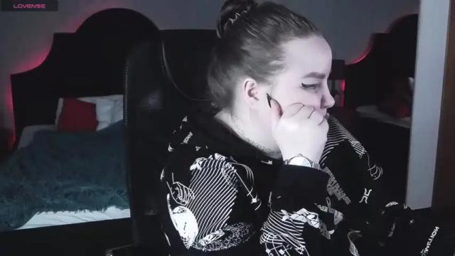 Image 2 of emma_razoom Stream on Chaturbate on 14 months ago