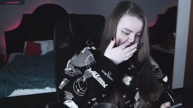 Image 8 of emma_razoom Stream on Chaturbate on 14 months ago