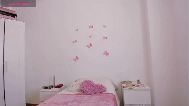 Image 12 of emma_rr Stream on Chaturbate on 7 months ago