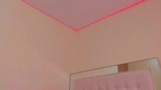 Image 2 of emma_smith13 Stream on Chaturbate on 25 months ago