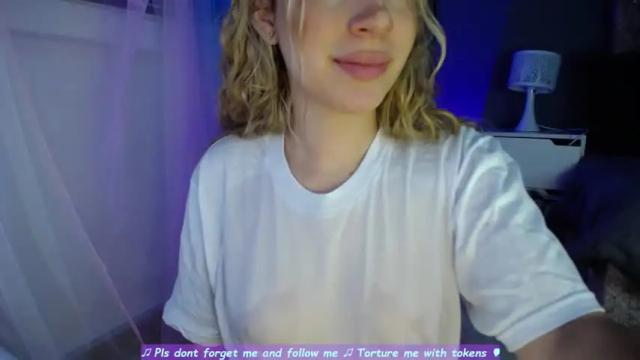 Image 3 of emma_su Stream on Chaturbate on 13 months ago