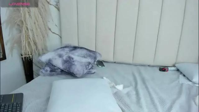 Image 2 of emma_whitee_ Stream on Chaturbate on 1 month ago