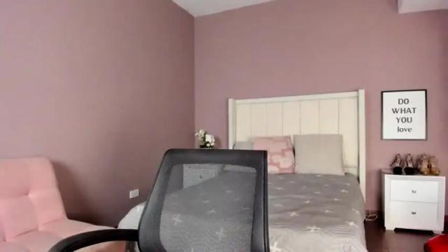 Image 8 of emmabeecker Stream on Chaturbate on 17 months ago