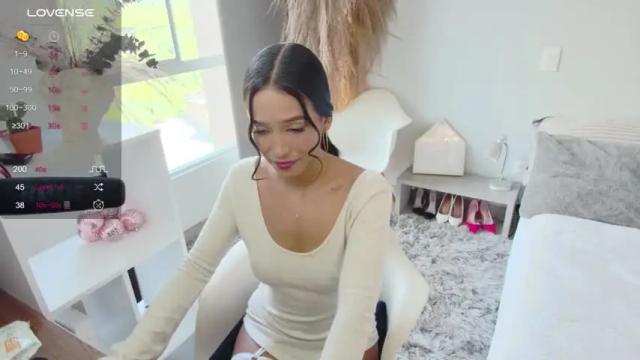 Image 8 of emmabeecker Stream on Chaturbate on 16 months ago