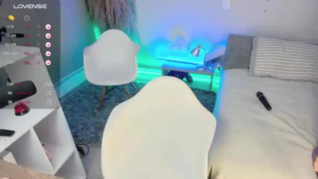 Image 3 of emmabeecker_ Stream on Chaturbate on 17 months ago