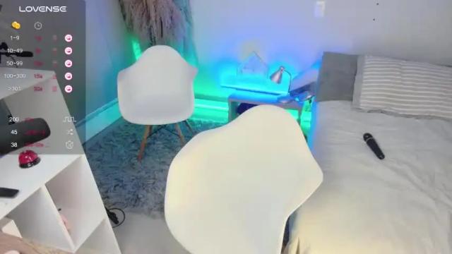 Image 7 of emmabeecker_ Stream on Chaturbate on 17 months ago