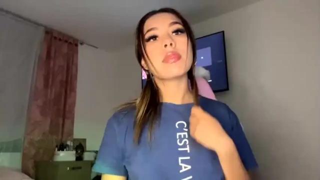 Image 7 of emmacutee_ Stream on Chaturbate on 13 months ago