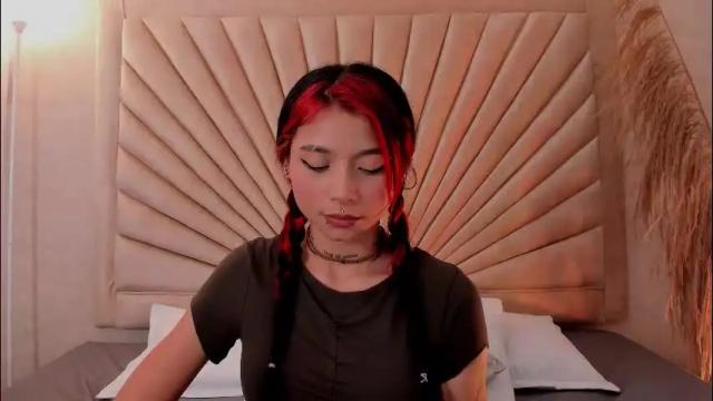 Image 8 of emmaduff_ Stream on Chaturbate on 2 months ago