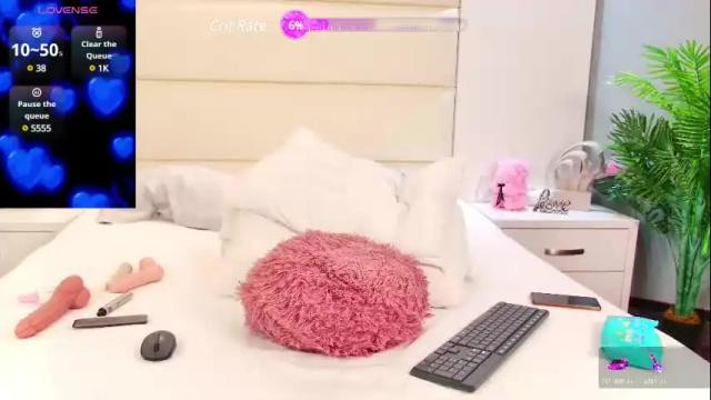 Image 2 of emmagoldd Stream on Chaturbate on 1 month ago