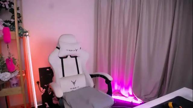 Image 10 of emmakeam_ Stream on Chaturbate on 29 days ago