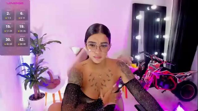 Image 3 of emmarusselx Stream on Chaturbate on 1 month ago