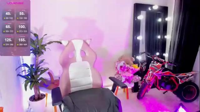 Image 4 of emmarusselx Stream on Chaturbate on 1 month ago