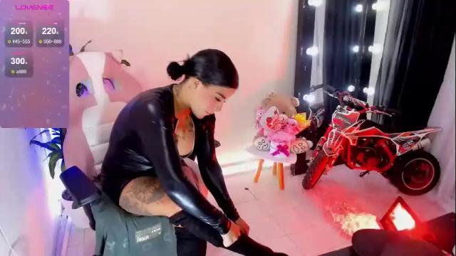 Image 7 of emmarusselx Stream on Chaturbate on 1 month ago