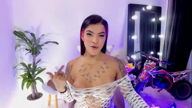Image 3 of emmarusselx Stream on Chaturbate on 29 days ago