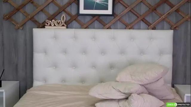 Image 2 of emmawarren Stream on Chaturbate on 22 days ago