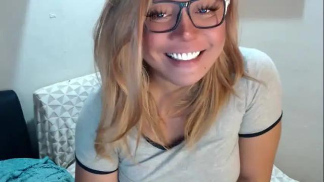 Image 2 of emmawatsoons Stream on Chaturbate on 16 days ago