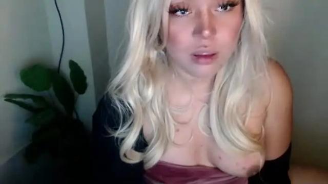 Image 12 of emmawatsoons Stream on Chaturbate on 2 months ago