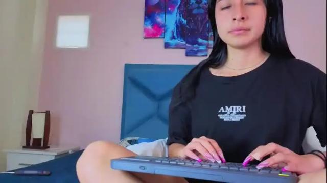 Image 3 of emmawillliams Stream on Chaturbate on 2 days ago