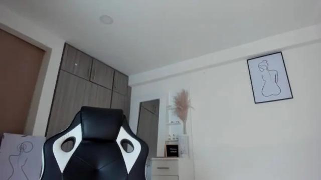 Image 11 of emmazanex Stream on Chaturbate on 13 months ago