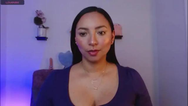 Image 2 of emmi_cam Stream on Chaturbate on 1 month ago