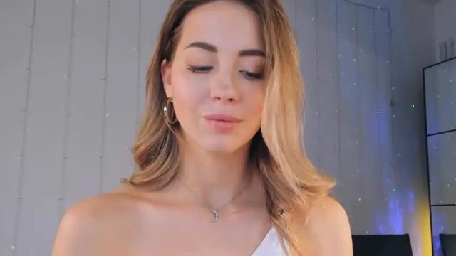Image 12 of emmi_rosee Stream on Chaturbate on 15 months ago