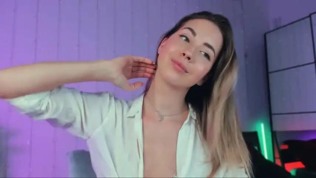 Image 11 of emmi_rosee Stream on Chaturbate on 14 months ago