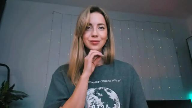 Image 10 of emmi_rosee Stream on Chaturbate on 13 months ago