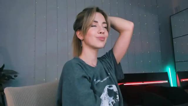 Image 3 of emmi_rosee Stream on Chaturbate on 13 months ago