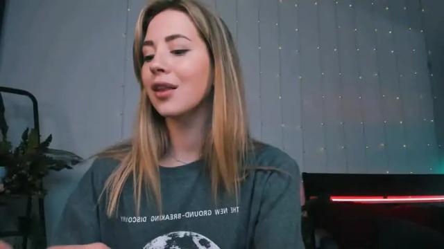 Image 4 of emmi_rosee Stream on Chaturbate on 13 months ago
