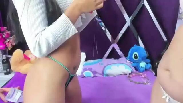 Image 2 of emmilyandmelony Stream on Chaturbate on 13 months ago