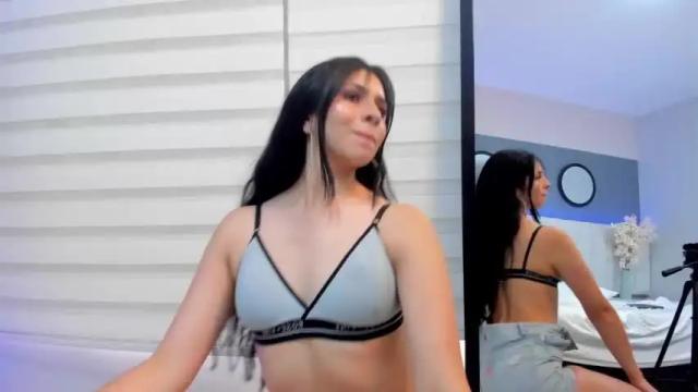 Image 6 of emmy__thompson Stream on Chaturbate on 22 months ago