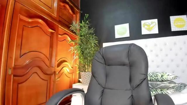 Image 11 of emmy_browm Stream on Chaturbate on 24 months ago