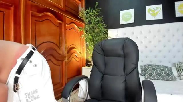 Image 2 of emmy_browm Stream on Chaturbate on 24 months ago