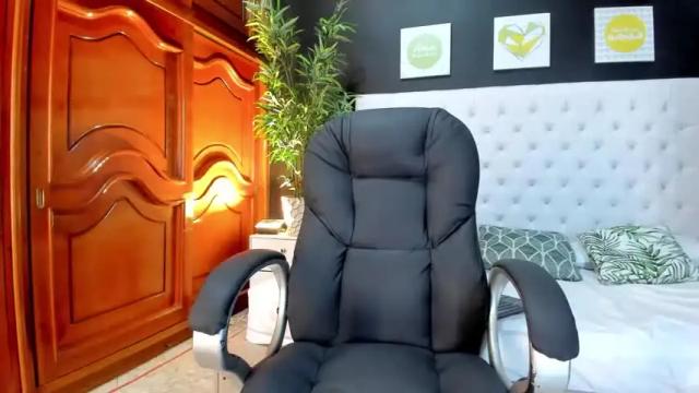 Image 2 of emmy_browm Stream on Chaturbate on 24 months ago