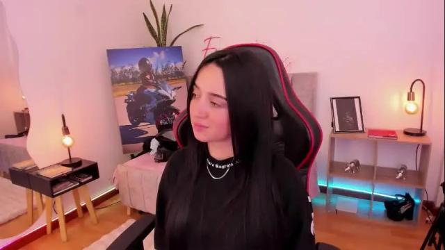 Image 10 of emmyevans1 Stream on Chaturbate on 5 days ago