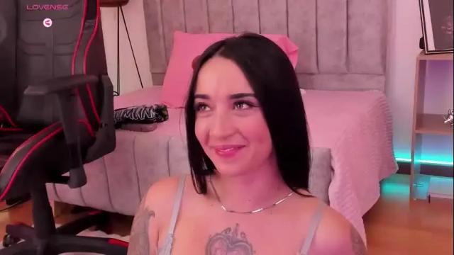 Image 6 of emmyevans1 Stream on Chaturbate on 4 days ago