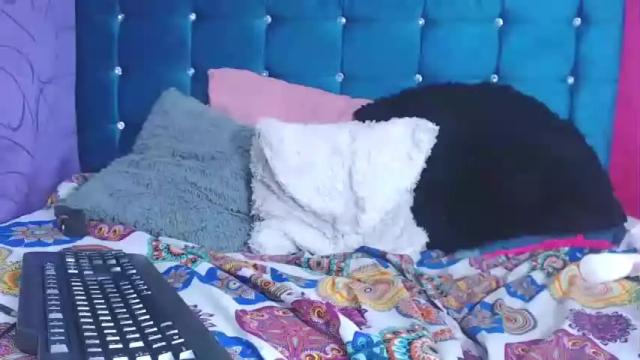 Image 7 of emmyfoxthx Stream on Chaturbate on 23 months ago