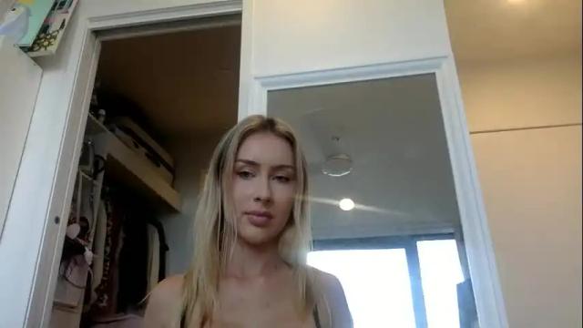 Image 11 of emwebbily Stream on Chaturbate on 25 days ago